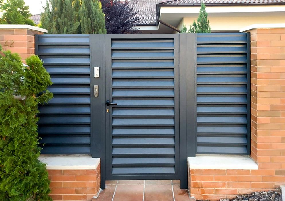 Construim garduri si porti din sipca metalica, panouri stil jaluzele,