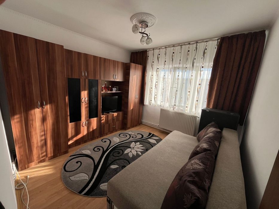 Inchiriez apartament  2 camere micro 17