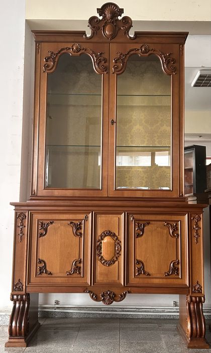 Vitrina din lemn masiv de nuc