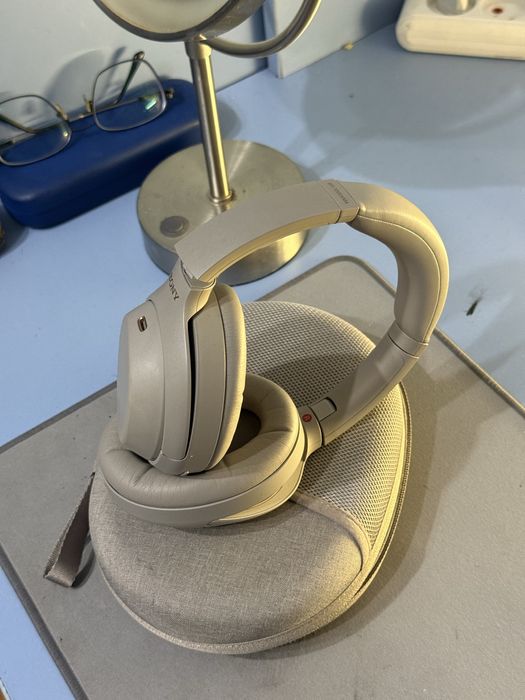 Sony WH-1000XM4 серого цвета