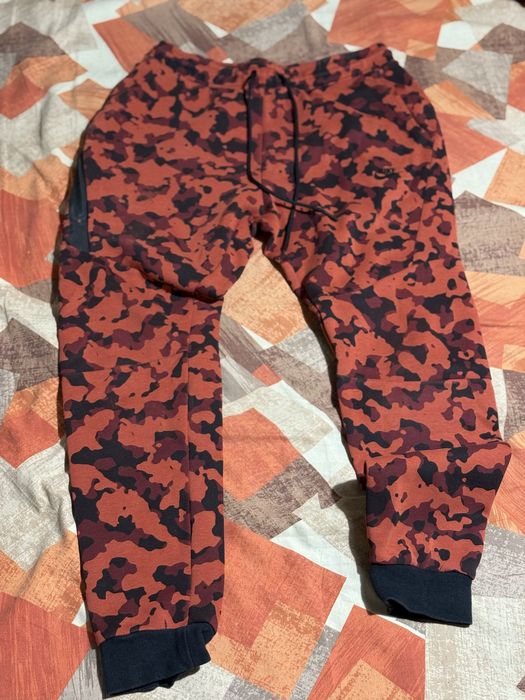 Nike tech fleece camo (red)