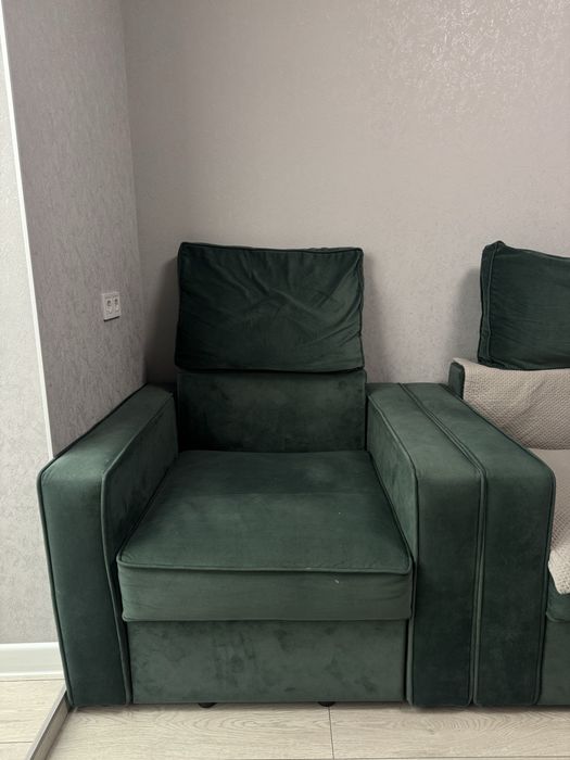 Диван зеленого бархатного цвета