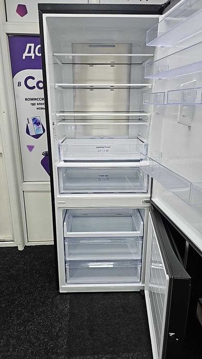 Samsung RB53DG703EB1 — вместительный двухкамерный холодильник