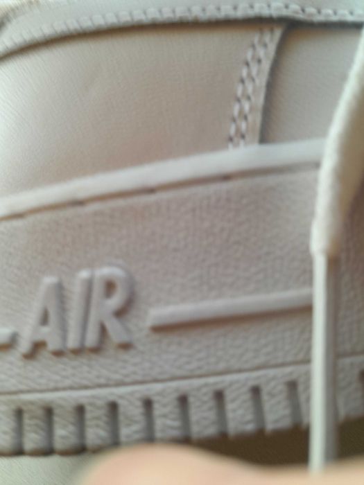 Продам кроссовки белые