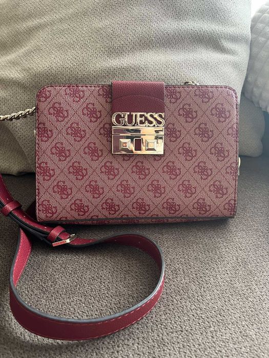 GUESS чанта от еко кожа