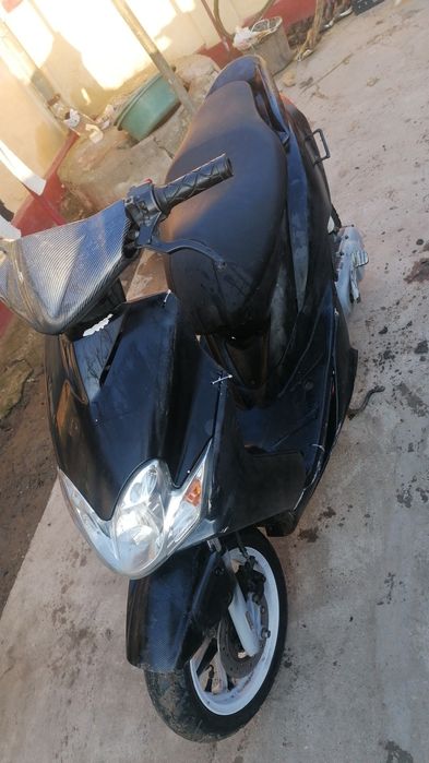 Vînd scuter motorul merge bine