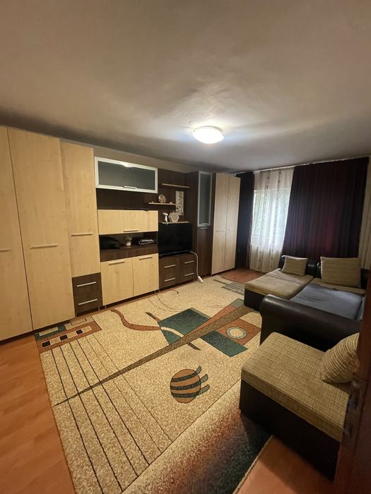 Inchiriez Apartament cu 2 camere decomandat