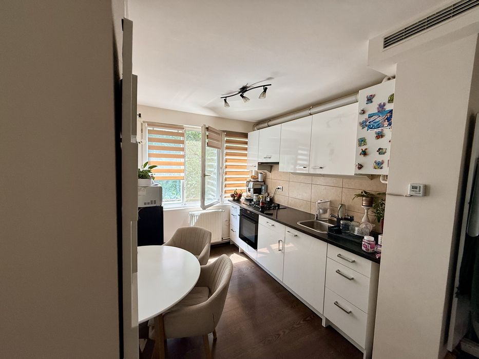Apartament de vânzare, 3 camere, Cornișa, str. Victor Babeș