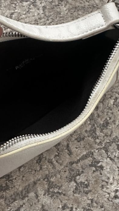 Малка бяла чанта