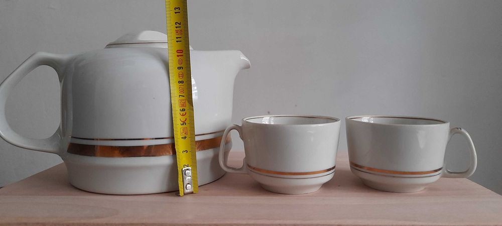 Стар порцеланов чайник с две чашки