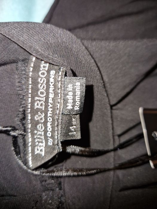 Къса рокля М/Л черна лека материя прозрачен ръкав с лъскаво нова с ети