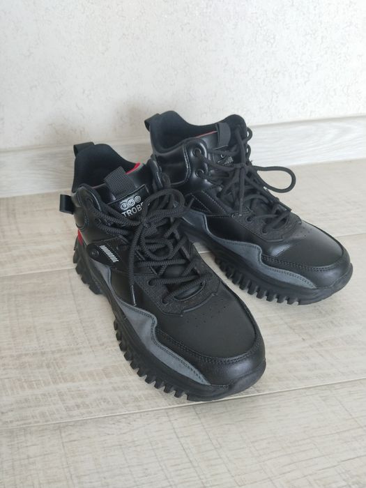 Продам демисезонные кроссовки