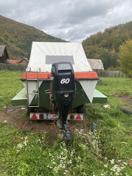 Ansamblu ambarcatiune cu motor si peridoc cu acte