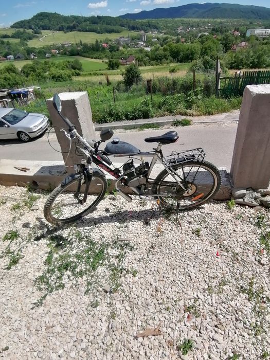 Vand bicicleta cu motor singurul ei defect are cablul de acceleratie rupt