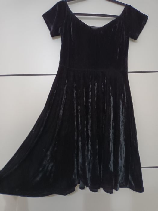 Кадифена черна рокля