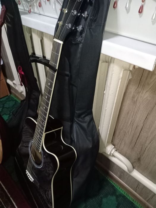 Гитара электроаккустическая.