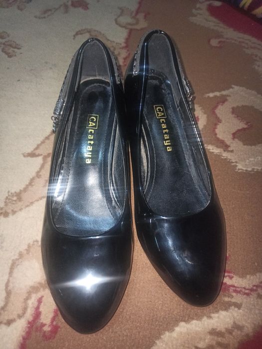 Lakirovni tufli bir marta kiyilgan.