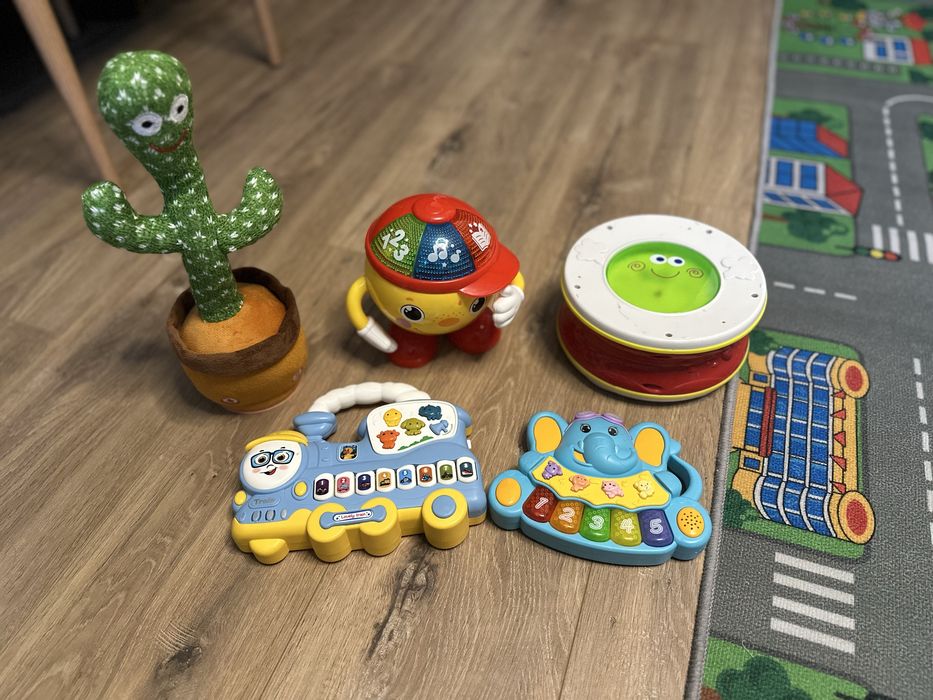 Лот пеещи играчки