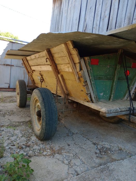 Продавам каруца с теглич за трактор .
