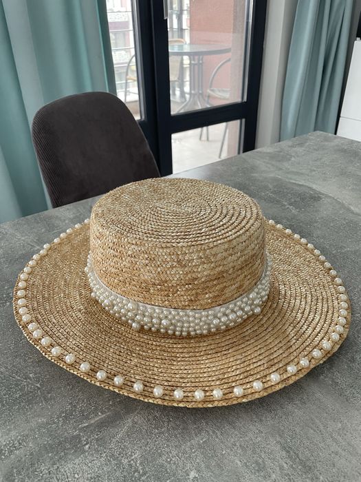 Сламена плажна шапка с декорация от перли