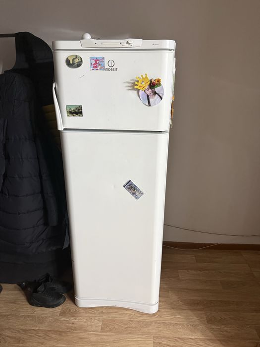 Холодильник б/у продам. Морозит и холодит нормально. Заоните, пишите.