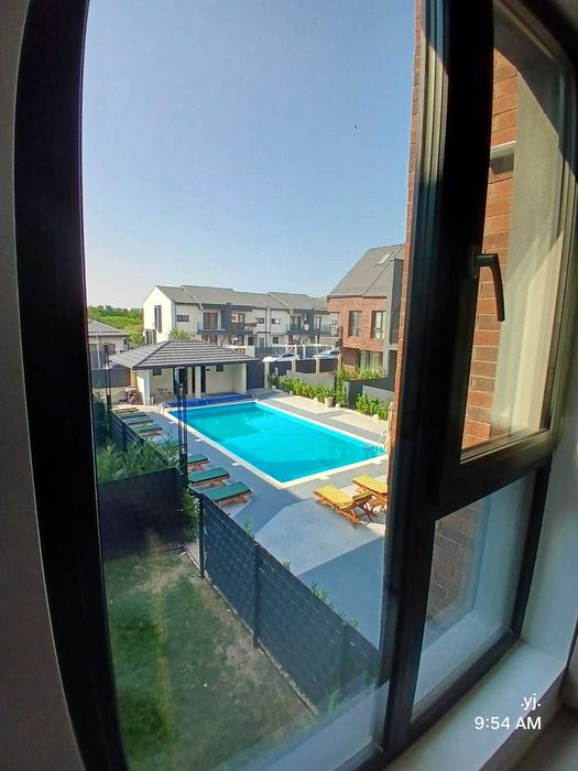 De închiriat | Duplex spatios 3 dormitoare – Cu vedere la piscină