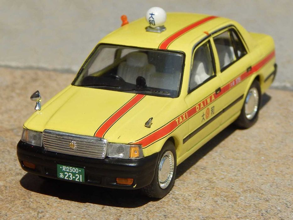 Macheta taxi Toyota Crown Comfort Tokyo Japonia 1998 scara 1:43 Altaya IXO cu lipsuri