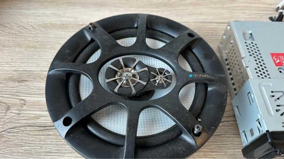 Blaupunkt модел TORONTO 410 BT има USB и Bluetooth с тонколони 16.5см