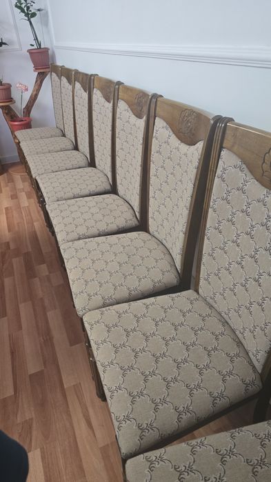Стол и стули для гостевой комнаты