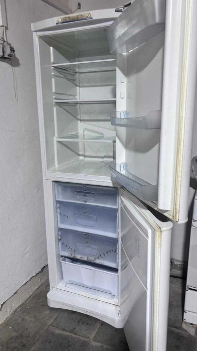 Продам Холодильник Indesit за 50000 тенге
