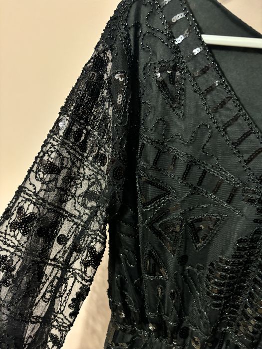 Изискана Черна Рокля с Бляскави Декорации