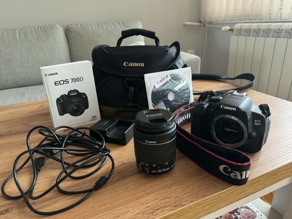 DSLR фотоапарат Canon EOS 700 D с обектив