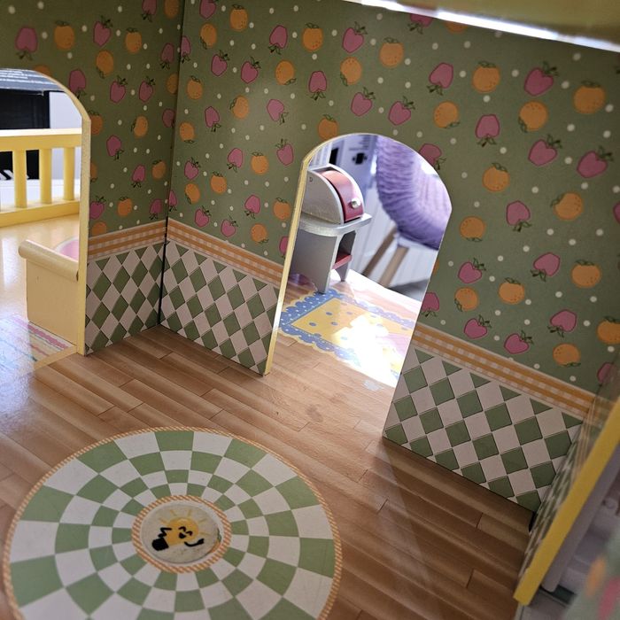 Дървена къщичка за кукли с мебелите