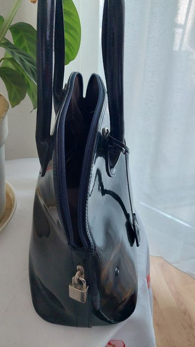 Geanta noua piele naturala lacuita si sandale cadou