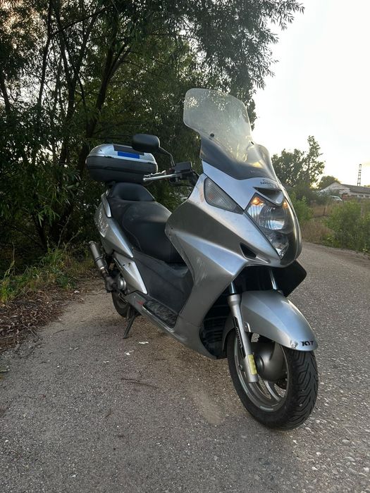 Honda silverwing 600.