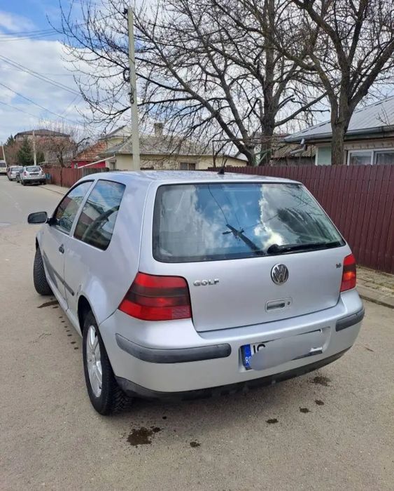 De vânzare golf 4 motor 1.6 benzina an fabricație 2002 mașina se află într-o stare foarte bună acte la zii fiscal pe loc A.C funcțional geamuri electr
