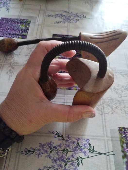 Vând calapod de lemn și frecalau vechi