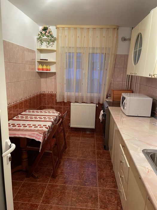 Închiriez apartament 2 camere mobilat cu  centrală și AC.