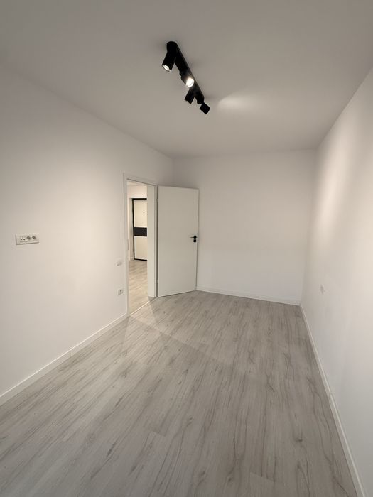 Inchiriez studio nemobilat cu parcare subterana Biruinței 81