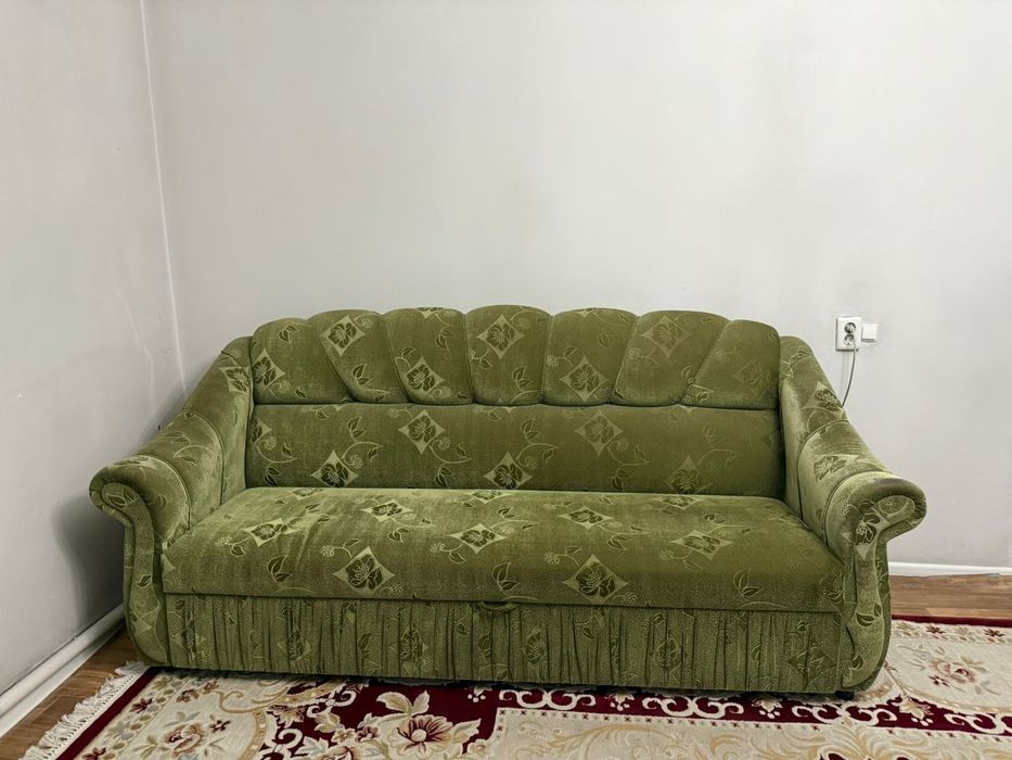 Продам два дивана и кресло