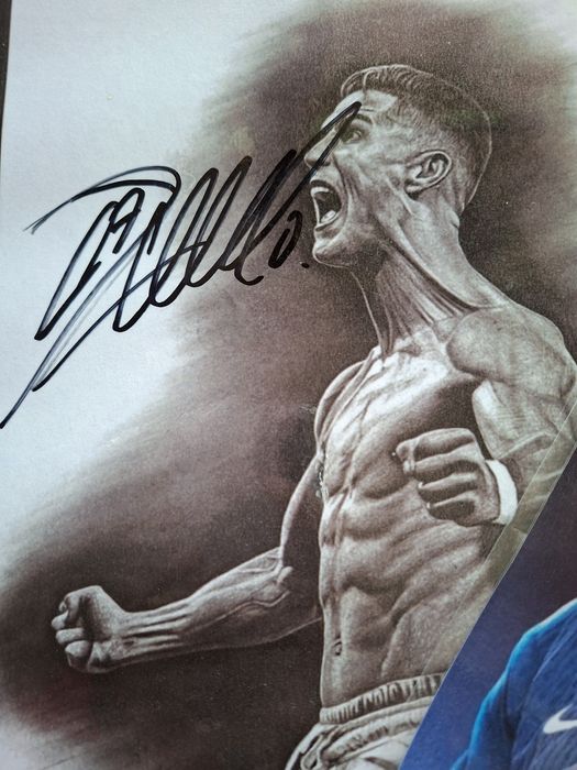 Автографи на Роналдо и Мбапе със снимкови доказателства от подписванет