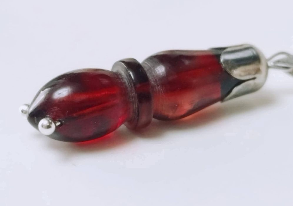 Vechi pandantiv din argint de 925 cu chihlimbar natural presat, cu nuante de cherry rosu