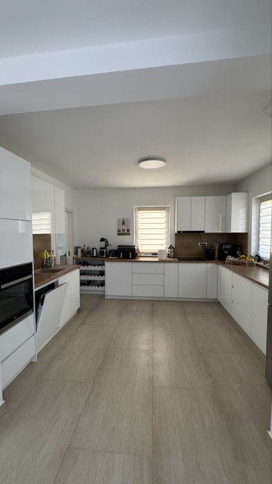 Casă Modernă în Zona Castelului Transilvania – Eleganță și Liniște