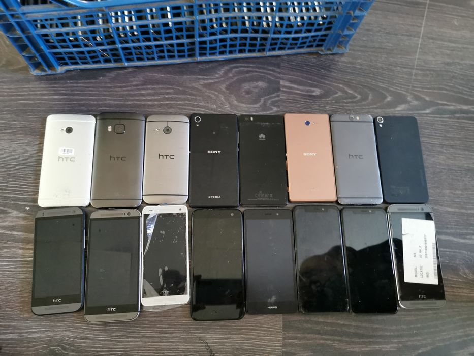 Vând telefoane noi