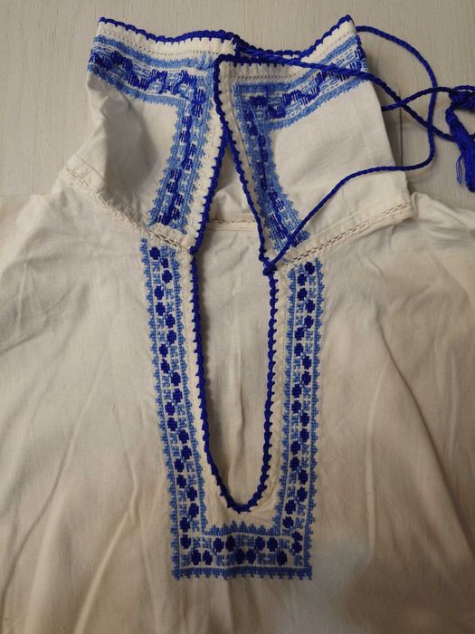 Costum popular vechi românesc, cămașă cu broderie albastră + pantaloni