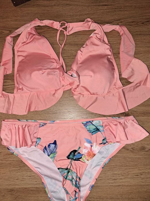 Costum de baie cu volane nou