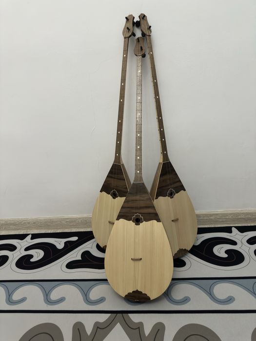 Домбра из орехового дерева