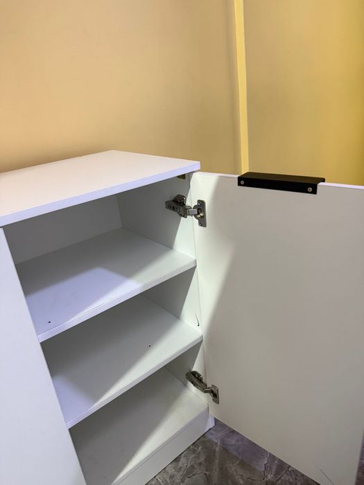 Белый удобный шкафчик