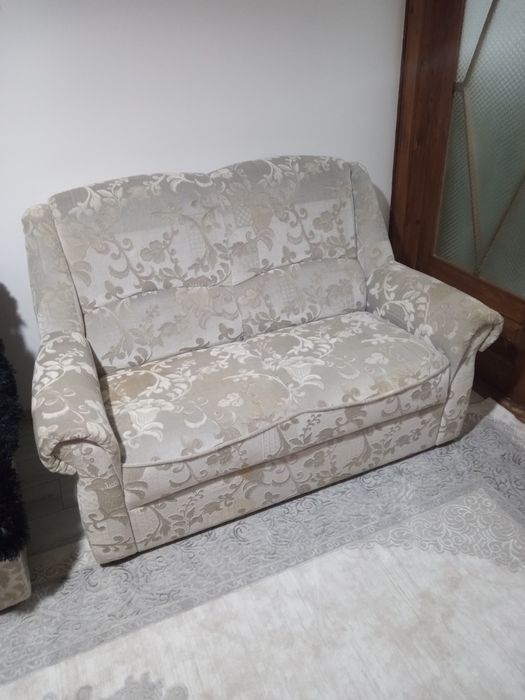 Vând canapea fixă