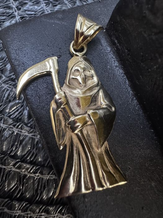 Златен медальон